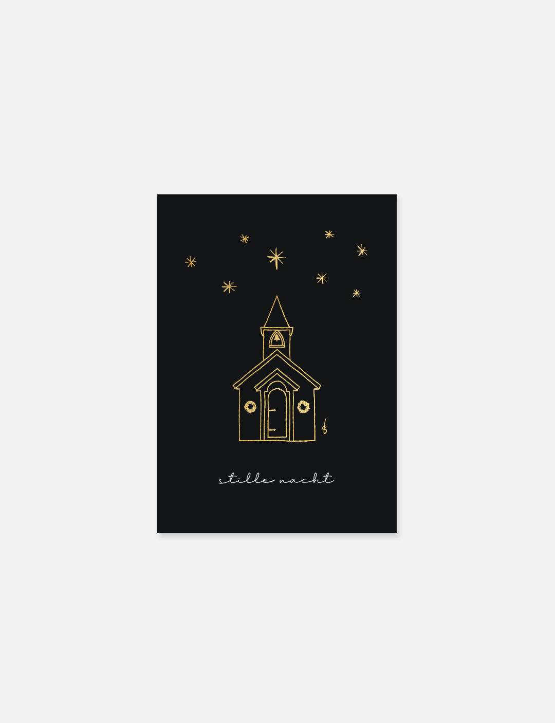 Ansichtkaart (A6) met minimalistische handgetekende illustratie van een kerkje met sterren in goudfolie op een achtergrond in warme kleurstelling. Tekst Stille Nacht. Deze minimalistische kerstkaart maakt onderdeel uit van een kaartenset met christelijke kerstkaarten.