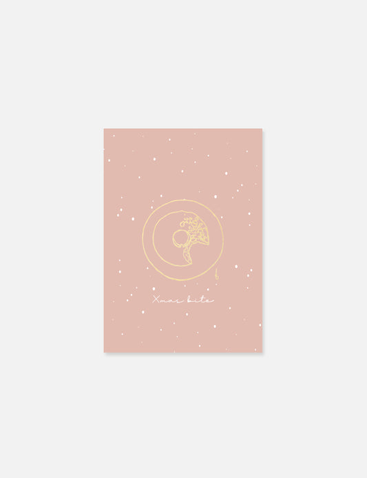 Ansichtkaart (A6) met minimalistische handgetekende Donut illustratie in goudfolie op een achtergrond in warme kleurstelling. De achterzijde is uiteraard goed beschrijfbaar om jouw kerstwens op te schrijven. Deze minimalistische kerstkaart maakt onderdeel uit van een kaartenset met leuke kerstkaarten.