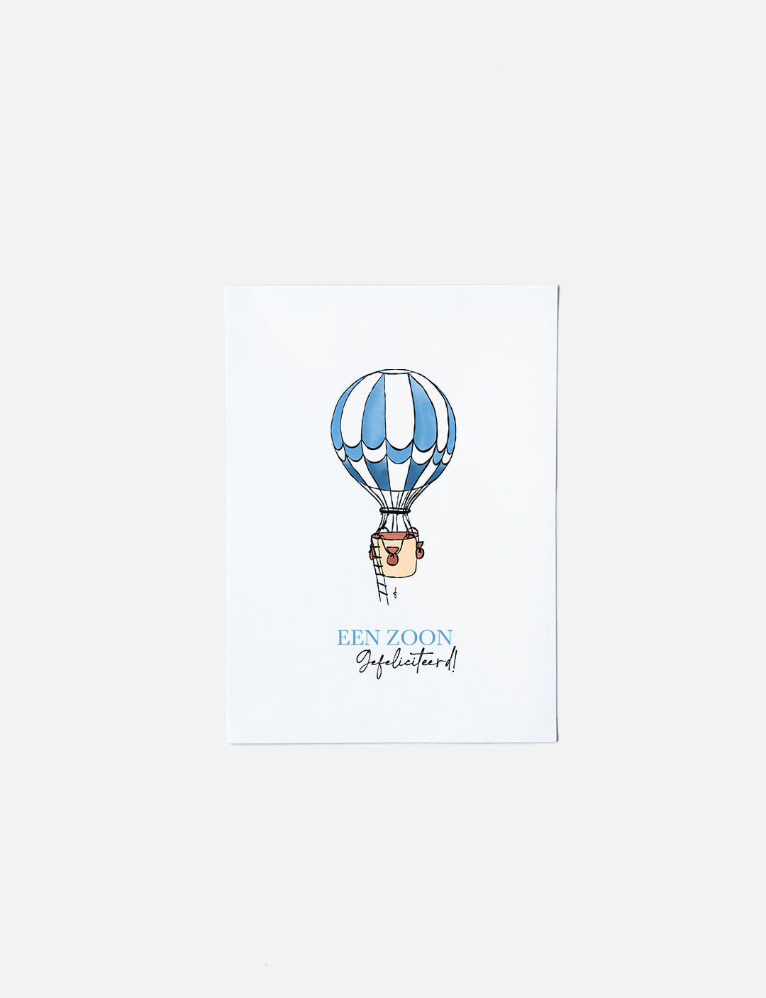 Deze felicitatiekaart op A6 formaat heeft een handgetekende illustratie van een leuke blauwe luchtballon en de tekst: Een zoon Gefeliciteerd! De ansichtkaart is ook verkrijgbaar in roze voor de geboorte van een dochter. Zie onze webshop voor meer bijzondere wenskaarten en hippe kaartjes.