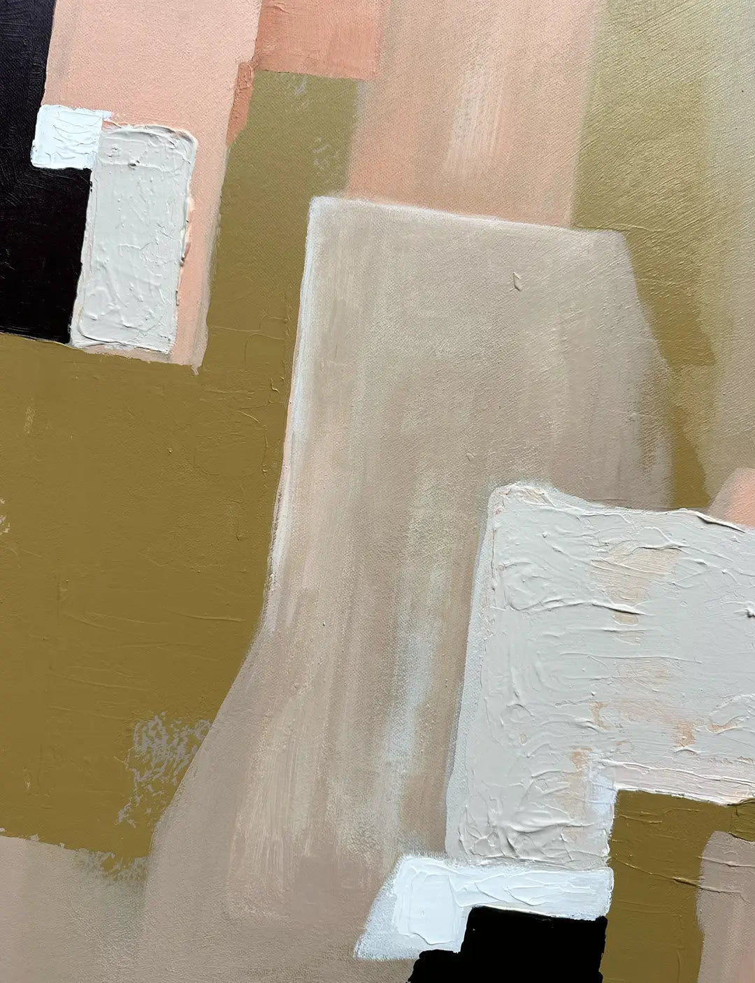 Ontdek dit handgemaakte abstract kunstwerk in peach, goud en beige. Minimalistisch schilderij en betaalbare kunst in één. Perfect voor een stijlvol interieur.
