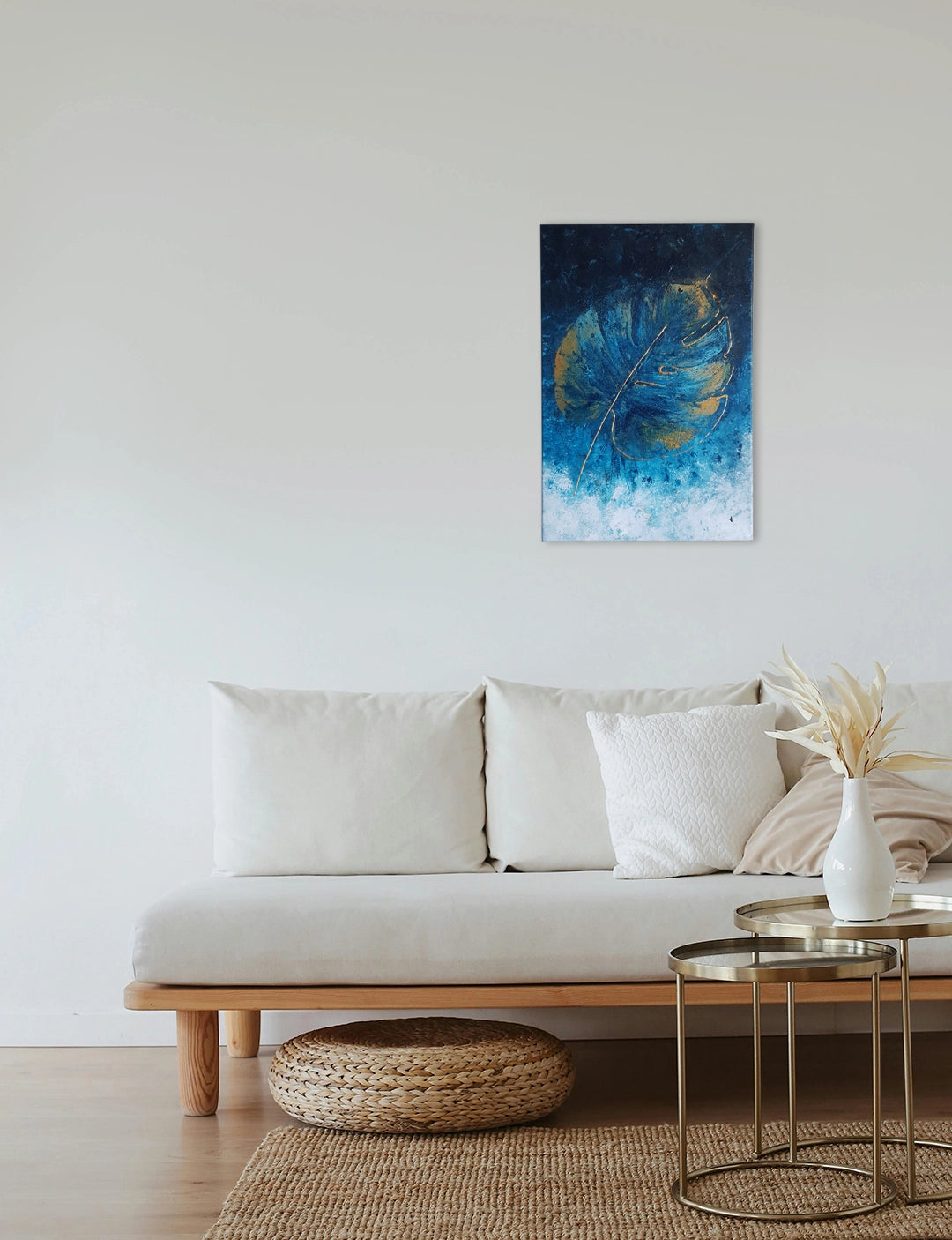 Handgemaakt betaalbare kunst LEAF. Door verschillende lagen verf over elkaar te gebruiken, is er een stijlvol blauw schilderij ontstaan. Bekijk blauwe schilderijen.