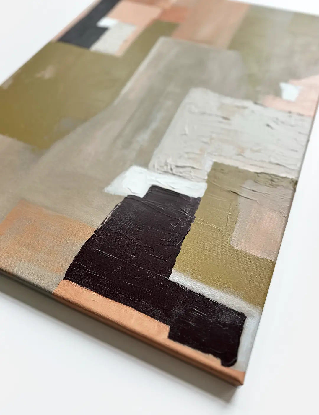 Handgemaakte abstract kunstwerk in zachte tintent. Minimalistisch schilderij en betaalbare kunst in één. Bekijk de details van deze abstracte kunst.