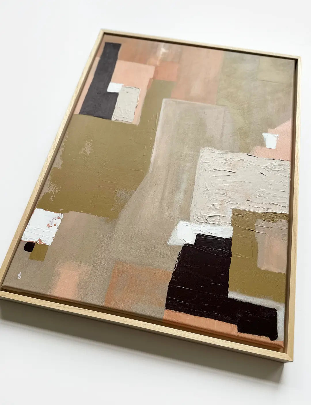 Close-up van abstracte kunst in warme peach- en goudtinten. Handgemaakt minimalistisch schilderij – stijlvol en betaalbaar kunst voor minimalistische interieurs.
