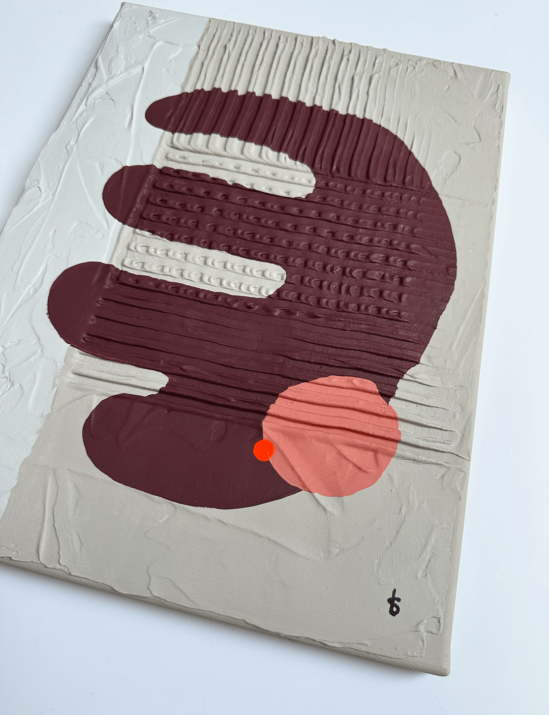 Dit handgemaakt kunstwerk Coral met 3D reliëf is een originele vorm van relief schilderijen. We hebben namelijk abstracte gekleurde vormen toegevoegd aan het kunstwerk. Het geheel is afgewerkt met muurverf van LAB Paint. Zo heb jij zeker te weten een unieke schilderijen in je interieur!