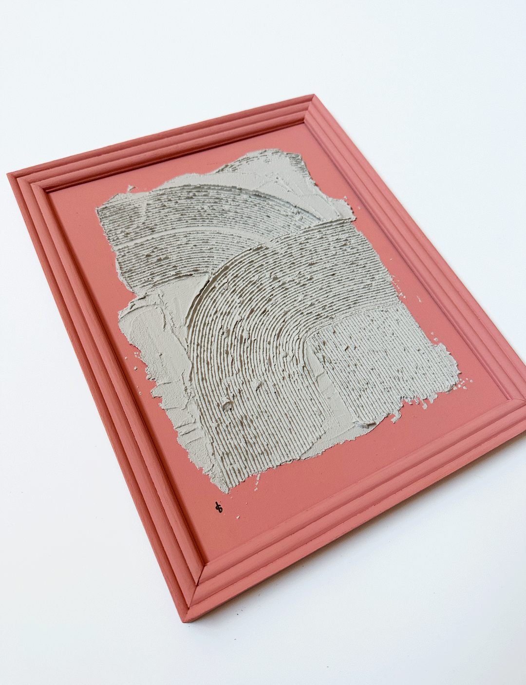 Handgemaakte kunst voor aan de muur met 3D reliëf, inclusief houten lijst. Formaat 24x30cm. Dit handgemaakte artwork is geverfd met muurverf van het bekende merk LAB Paint. Een duurzaam verflabel van Nederlandse bodem. Bekijk artwork SWEET.