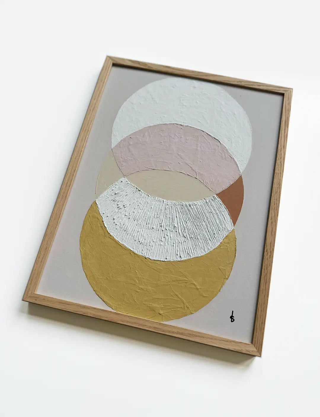 Stijlvol schilderij met cirkels in pasteltinten en houten lijst. Ontdek betaalbare kunst– een betaalbaar schilderij dat laat zien dat kunst goedkoop én stijlvol kan zijn. Perfect als schilderij betaalbaar.