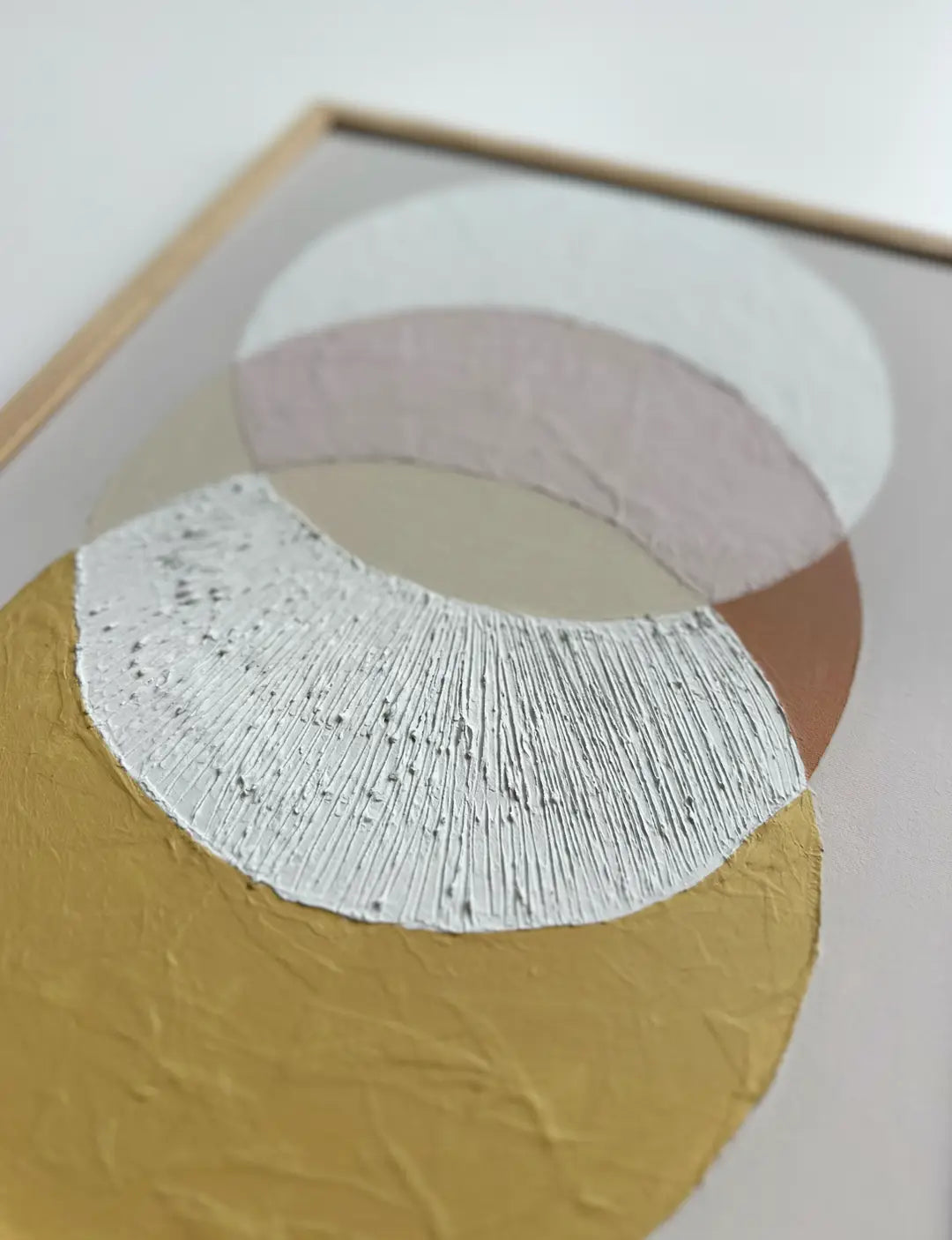 Stijlvol schilderij met cirkels in pasteltinten en houten lijst. Ontdek betaalbare kunst– een betaalbaar schilderij dat laat zien dat kunst goedkoop én stijlvol kan zijn. Perfect als schilderij betaalbaar.