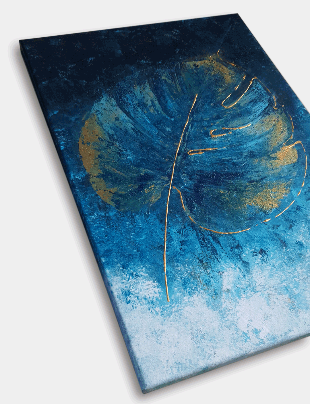 Handgemaakt betaalbare kunst LEAF. Door verschillende lagen verf over elkaar te gebruiken, is er een stijlvol blauw schilderij ontstaan. Bekijk blauwe schilderijen.