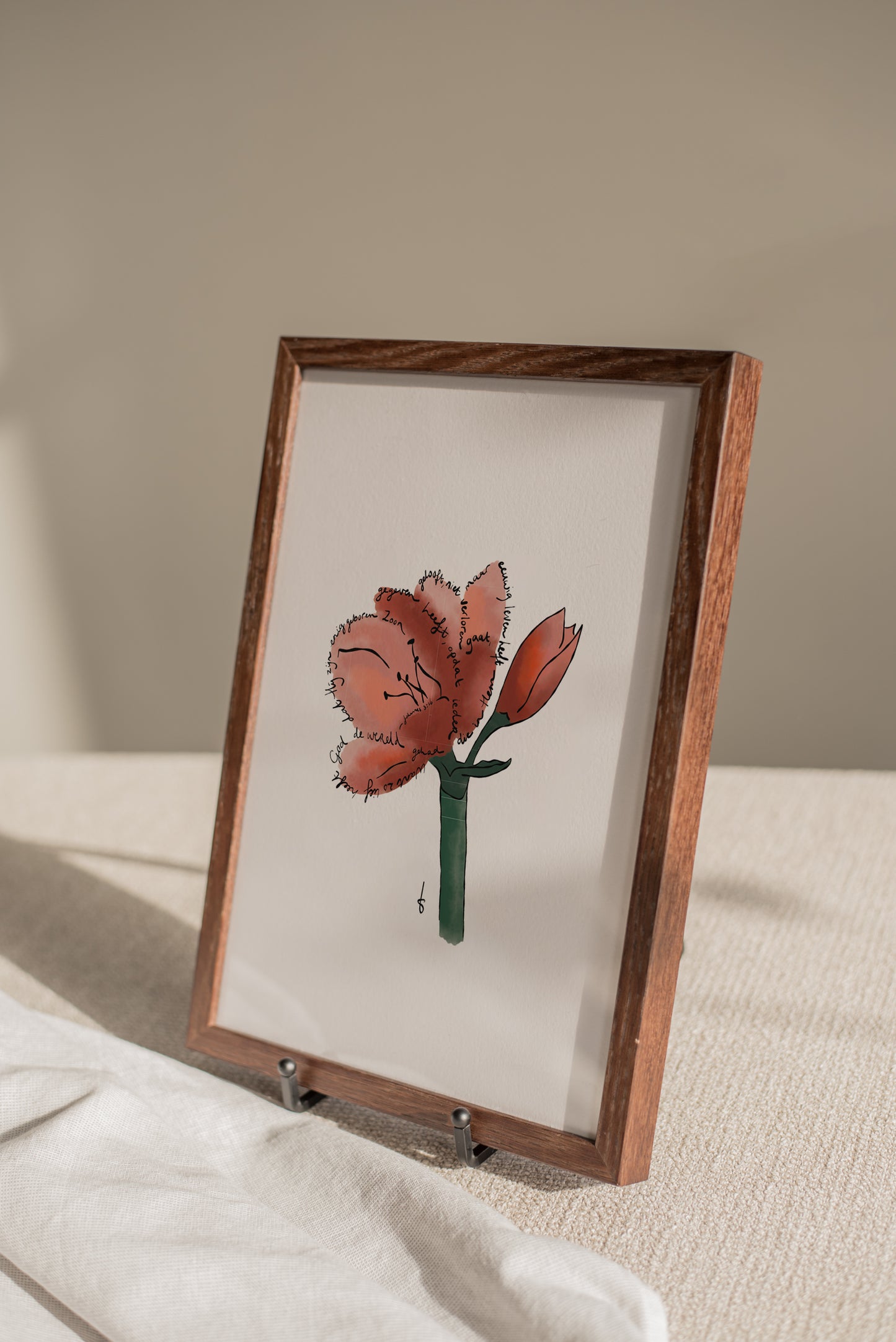 Stijlvolle christelijke kerst poster met amaryllis. In deze handgetekende illustratie is een bijbeltekst verwerkt.