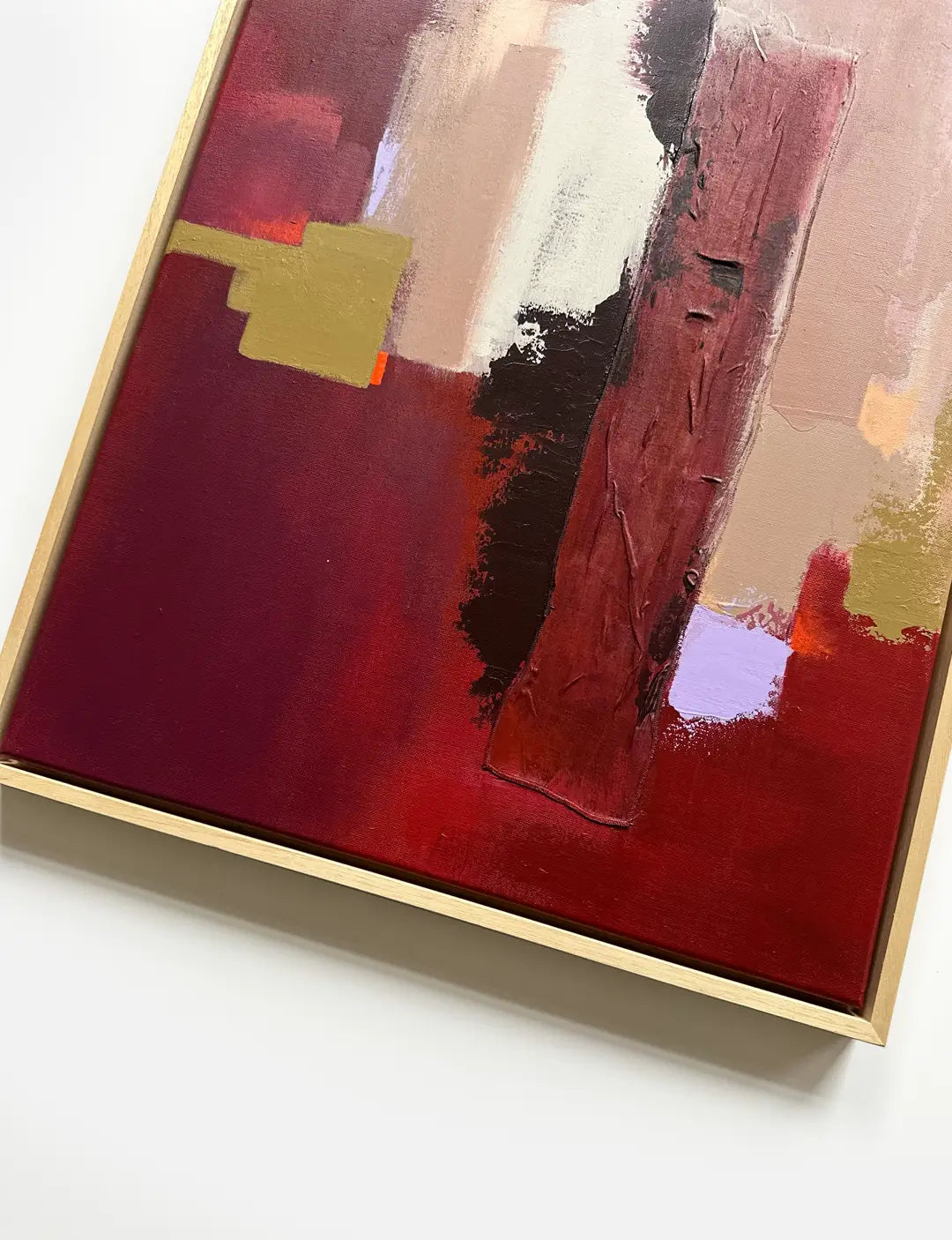 Kunst aan de muur – kleurrijke abstract kunst in rood, paars en lila voor een modern interieur