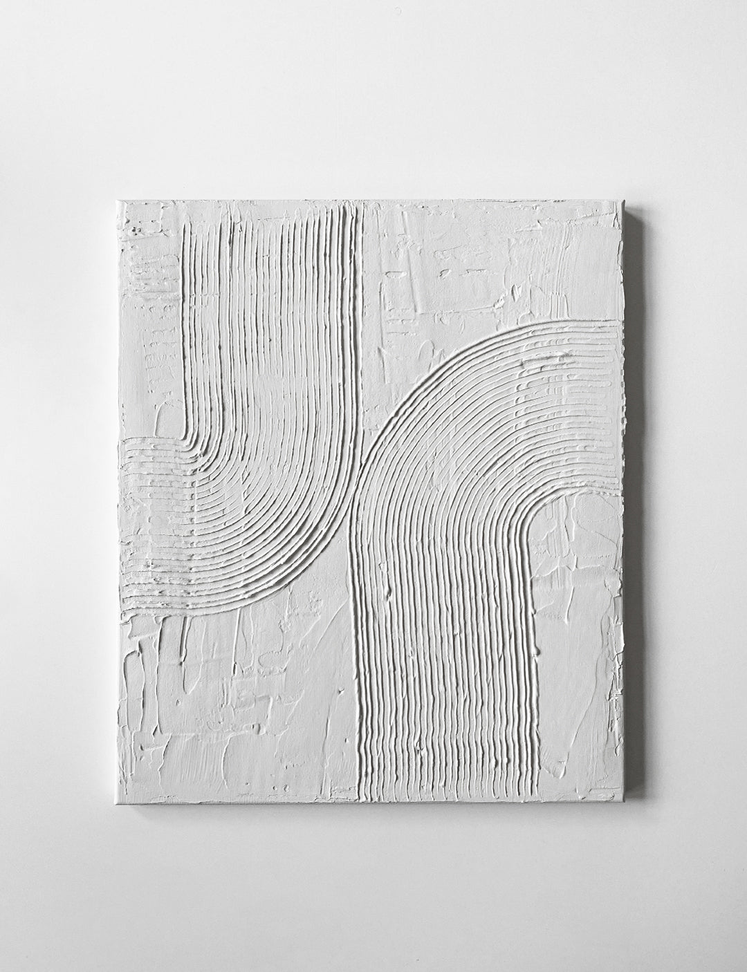 3D schilderij bij Studio Blits is een handgemaakt 3D kunst voor aan de muur. Dit gips schilderij is geverfd in de kleur Ammonite van Farrow & Ball. Bekijk relief schilderij SWIRL.