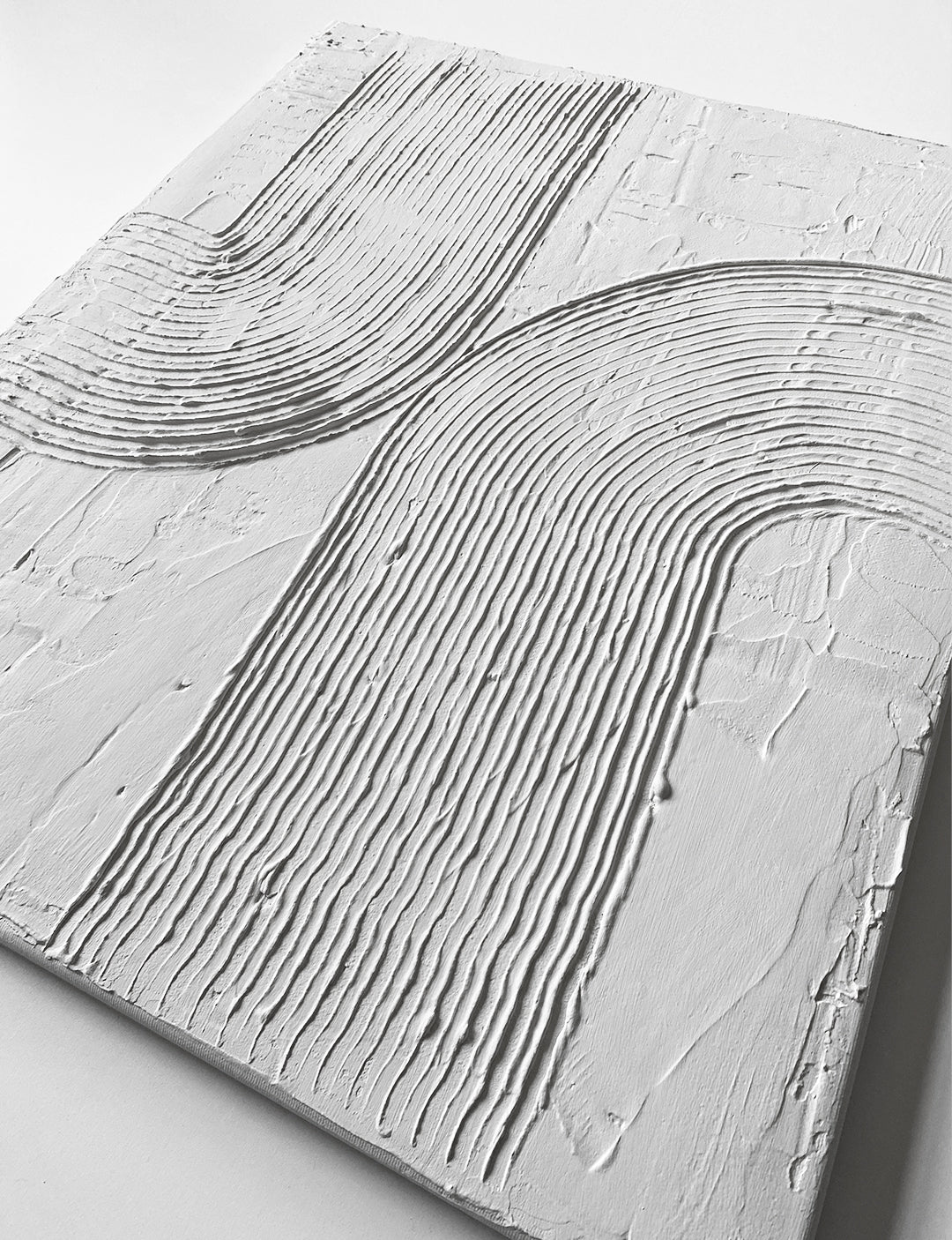 3D schilderij bij Studio Blits is een handgemaakt 3D kunst voor aan de muur. Dit gips schilderij is geverfd in de kleur Ammonite van Farrow & Ball. Bekijk relief schilderij SWIRL.