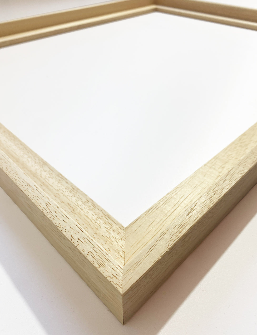 Je kunt je canvas inlijsten met een mooie houten baklijst. Verkrijgbaar in diverse uitvoeringen, passend bij jouw artwork en interieur.