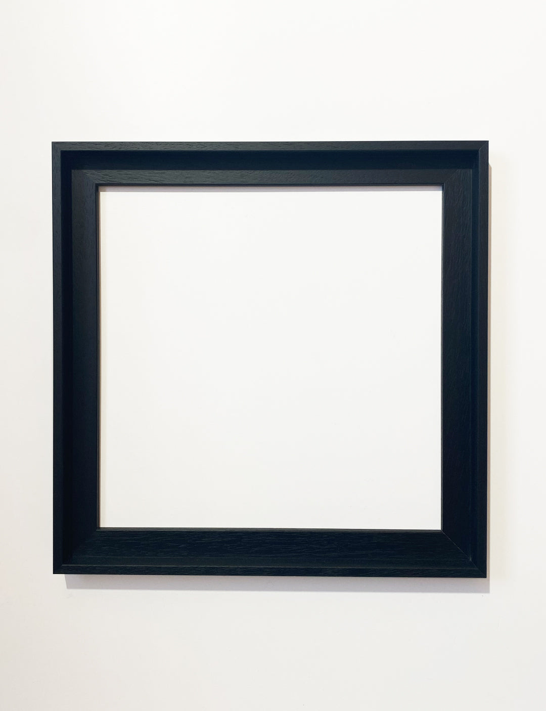 Je kunt je canvas inlijsten met een mooie houten baklijst. Verkrijgbaar in diverse uitvoeringen, passend bij jouw artwork en interieur.