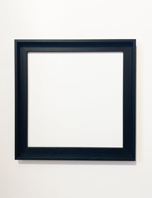 Je kunt je canvas inlijsten met een mooie houten baklijst. Verkrijgbaar in diverse uitvoeringen, passend bij jouw artwork en interieur.