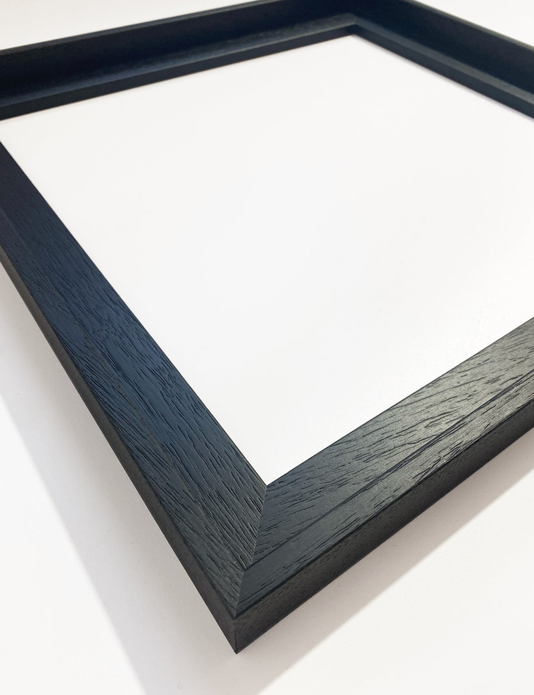 Je kunt je canvas inlijsten met een mooie houten baklijst. Verkrijgbaar in diverse uitvoeringen, passend bij jouw artwork en interieur.