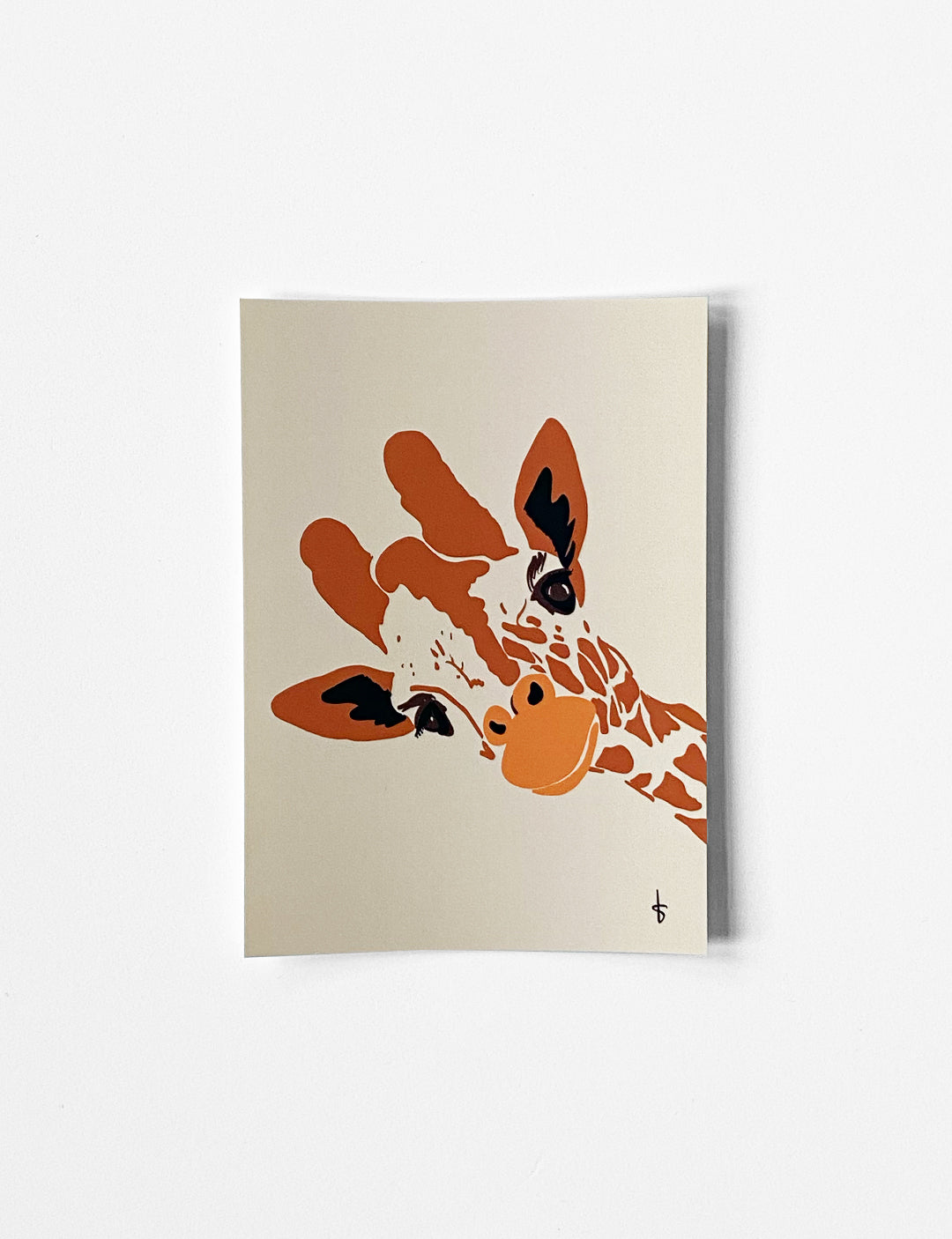 Ansichtkaart (A6) met handgetekende Giraf illustratie. Geprint op beschrijfbaar papier en voorzien van soft touch laminaat (mat). Deze ansichtkaart maakt ook onderdeel uit van een kaartenset met dierenkaarten. Kaarten kopen kun je in onze webshop. Bekijk alle dieren kaarten en andere hippe kaartjes.