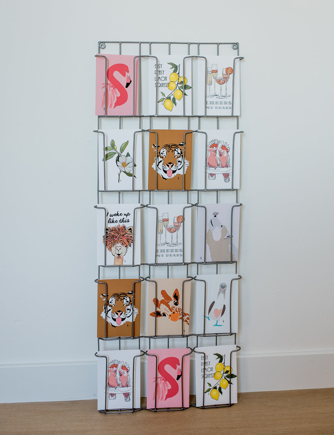 Kaartenset met vrolijke ansichtkaarten (A6). De hippe wenskaarten hebben leuke kleurrijke illustraties. Set van 5 kaarten. Leuk om als wenskaart te versturen of bij een cadeau te geven. Kaarten kopen doe je gemakkelijk in onze webshop. Hier vind je nog meer leuke ansichtkaarten.