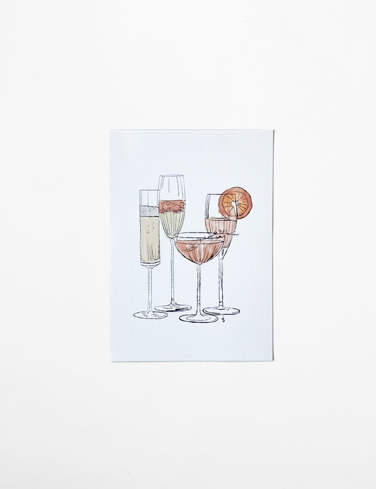 Cheers! Een sprankelende handgetekende illustratie met cocktailglazen spat van de poster af. Wie wil er niet zo'n feestelijke poster keuken?