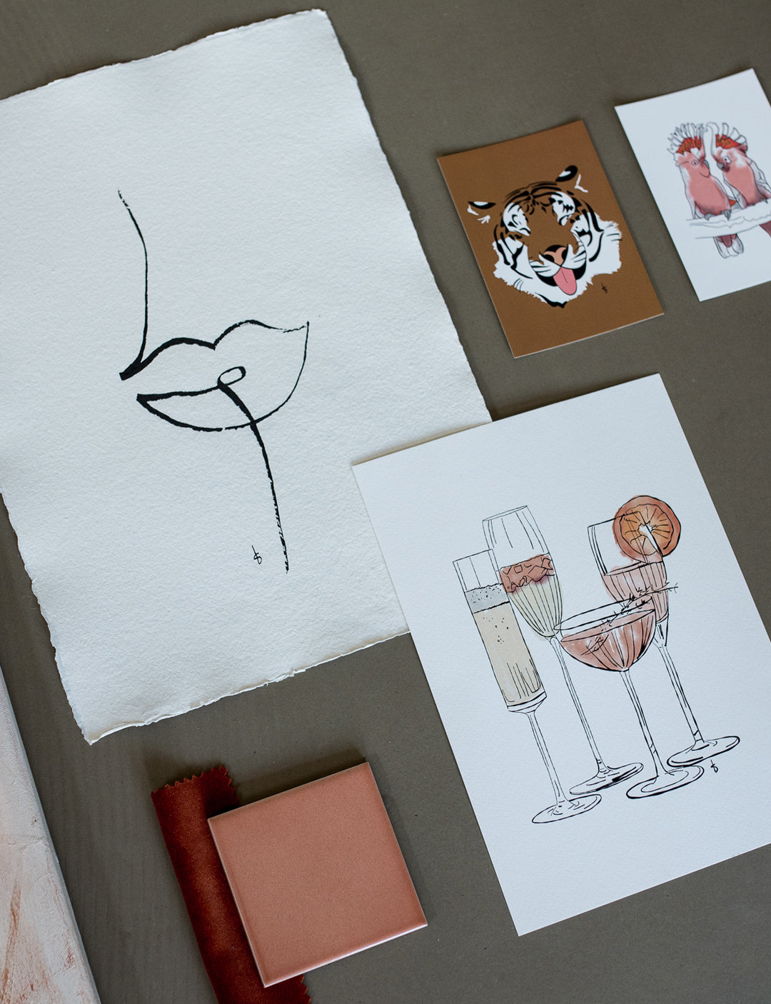 Cheers! Een sprankelende handgetekende illustratie met cocktailglazen spat van de poster af. Wie wil er niet zo'n feestelijke poster keuken?