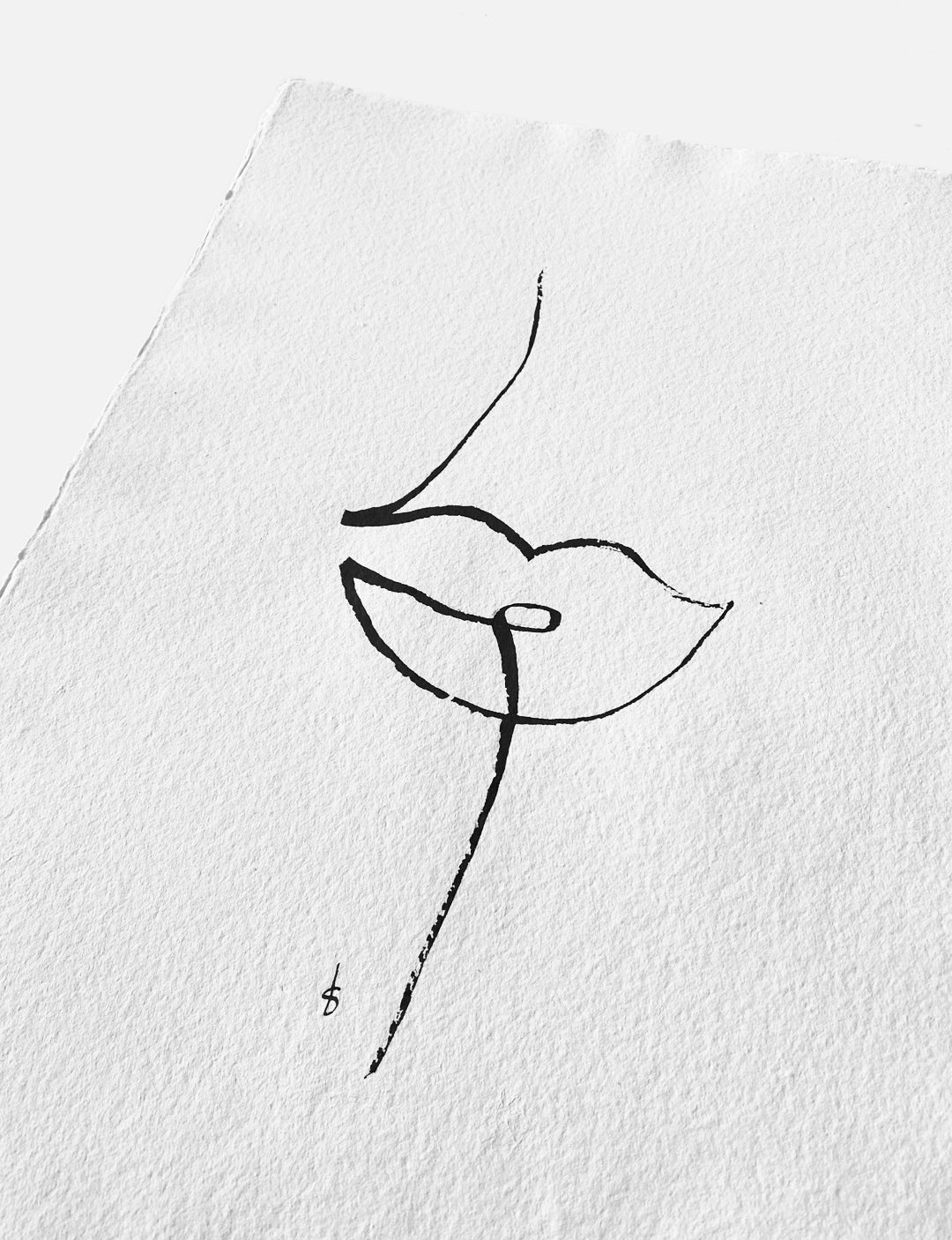 Een unieke poster minimalistisch handgetekende inkttekening op geschept A3 papier (exclusief lijst). Deze stijlvolle poster slaapkamer maakt vast een romantische ruimte.