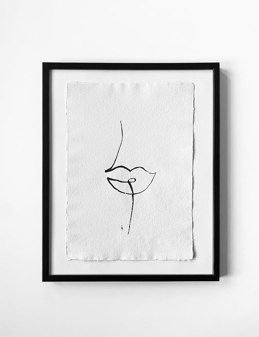 Een unieke poster minimalistisch handgetekende inkttekening op geschept A3 papier (exclusief lijst). Deze stijlvolle poster slaapkamer maakt vast een romantische ruimte.