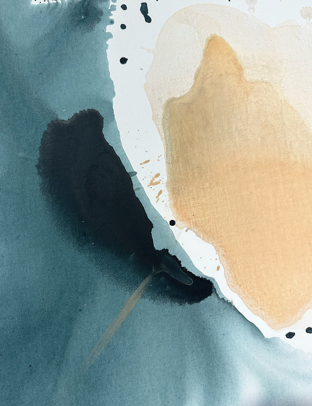 Dit handgemaakte kunstwerk Coast is een creatie met waterverf in blauw- en beige tinten. Art watercolor painting heeft de tinten van het strand, vandaar de naam Coast!