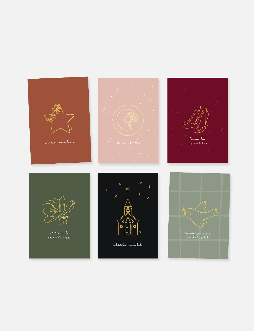 Kaartenset kerst kaarten (A6) met minimalistische handgetekende illustraties in goudfolie op een achtergrond in warme kleurstelling. De achterzijde is uiteraard goed beschrijfbaar om jouw kerstwens op te schrijven. Deze minimalistische kerstkaarten zijn ook los verkrijgbaar! Nu een actie op het 2e set van deze leuke kerstkaarten.