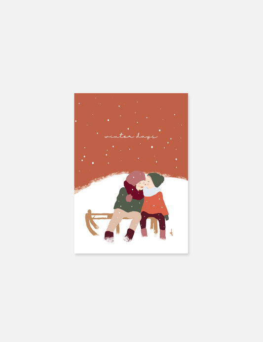 Kerstkaart (A6) met abstracte illustratie van twee kinderen in de sneeuw op een slee. De voorzijde heeft een luxe uitstraling door gebruik van soft touch laminaat (mat). 