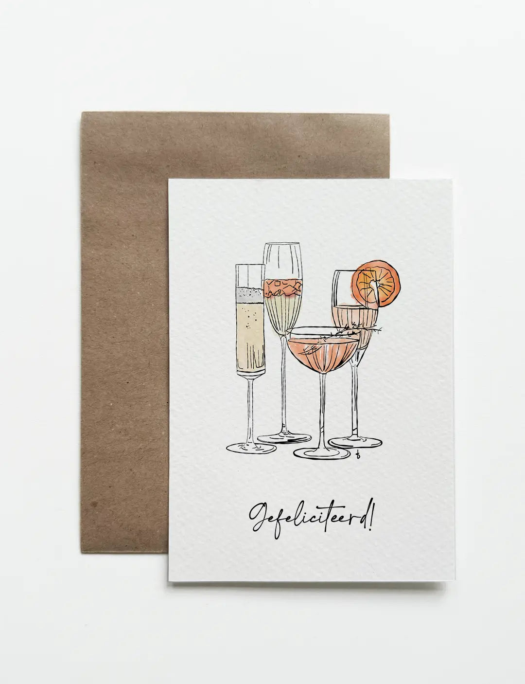 Deze felicitatiekaart op A6 formaat heeft een handgetekende illustratie van glaasjes met feestelijke bubbels en de tekst: Gefeliciteerd! Leuk om te versturen als verjaardagskaarten vrouw. Unieke kaartjes en andere mooie kaarten vind je in onze webshop. Neem een kijkje om kaarten kopen.