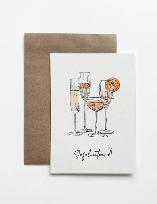 Deze felicitatiekaart op A6 formaat heeft een handgetekende illustratie van glaasjes met feestelijke bubbels en de tekst: Gefeliciteerd! Leuk om te versturen als verjaardagskaarten vrouw. Unieke kaartjes en andere mooie kaarten vind je in onze webshop. Neem een kijkje om kaarten kopen.