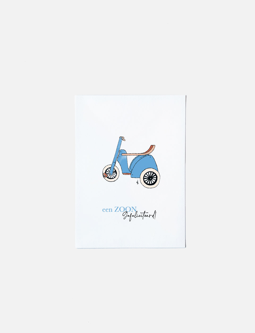 Deze felicitatiekaart op A6 formaat heeft een handgetekende illustratie van een schattige blauwe driewieler en de tekst: een Zoon Gefeliciteerd! Deze unieke kaarten zijn ook in roze voor een meisje verkrijgbaar. Bekijk onze webshop voor meer originele kaarten.