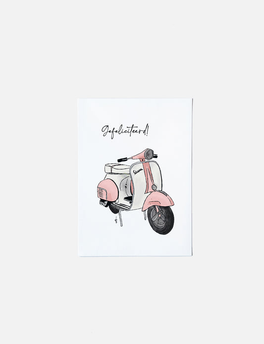 Deze felicitatiekaart op A6 formaat heeft een handgetekende illustratie van een stoere rose scooter. En de tekst: Gefeliciteerd! Deze mooie wenskaarten zijn ook in blauw verkrijgbaar voor felicitatie geboorte zoon. Bekijk onze webshop voor deze hippe kaartjes.