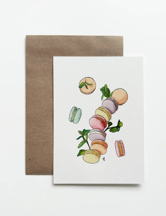 Deze kaart op A6 formaat heeft een handgetekende illustratie van vrolijk gekleurde macarons. Unieke kaarten om te gebruiken als verjaardagskaarten vrouw te versturen. Meer soorten wenskaarten bestellen kun je in onze webshop. Wie ga jij blij maken met handgemaakte kaarten?