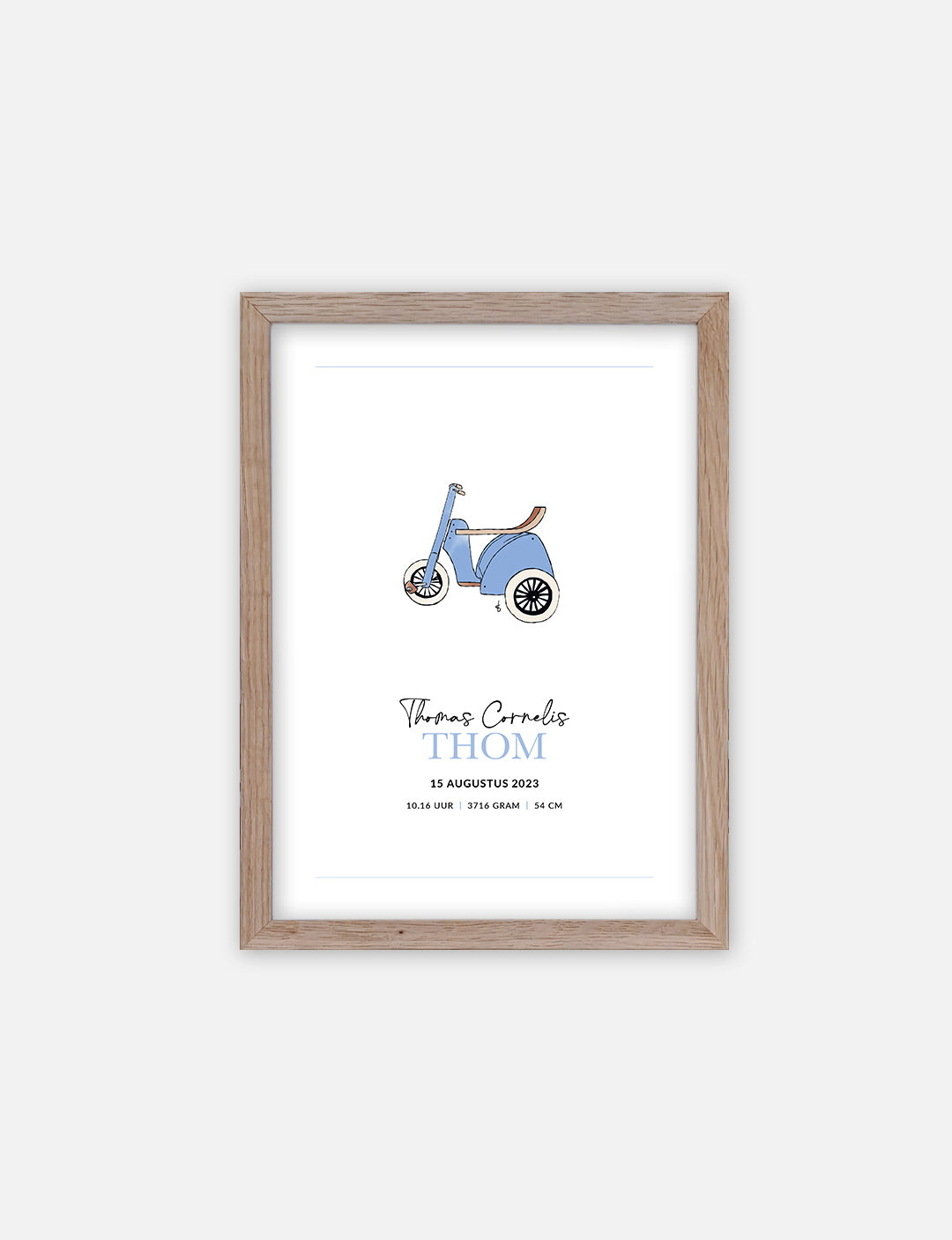 Een originele geboorteposter voor de baby met naam, dag, datum, tijd, gewicht en lengte. Geboorte poster met handgetekende driewieler illustratie in de kleur blauw en geprint op mooi papier. Leuk om te gebruiken als poster babykamer.