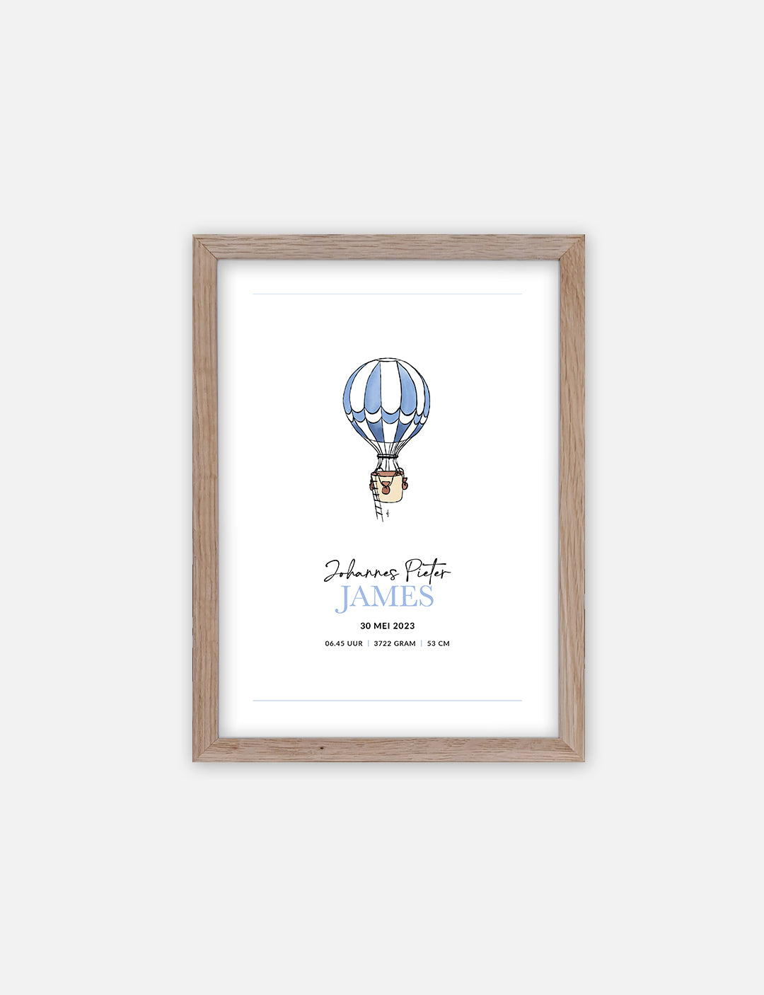 Een originele geboorteposter met handgetekende luchtballon illustratie in de kleur blauw en geprint op mooi papier. Vul de naam, dag, datum, tijd, gewicht, lengte en geboorteplaats in en wij maken de poster speciaal voor jou! Uniek als poster babykamer of geboorte poster.