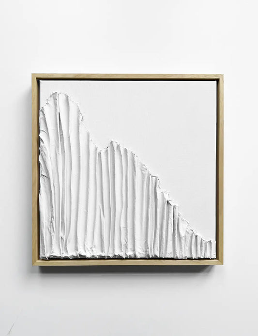 Ontdek Flow: handgemaakt 3D artwork in greige tint met een blank houten baklijst. Tijdloos minimalistisch schilderij met reliëf en subtiel 3D effect.