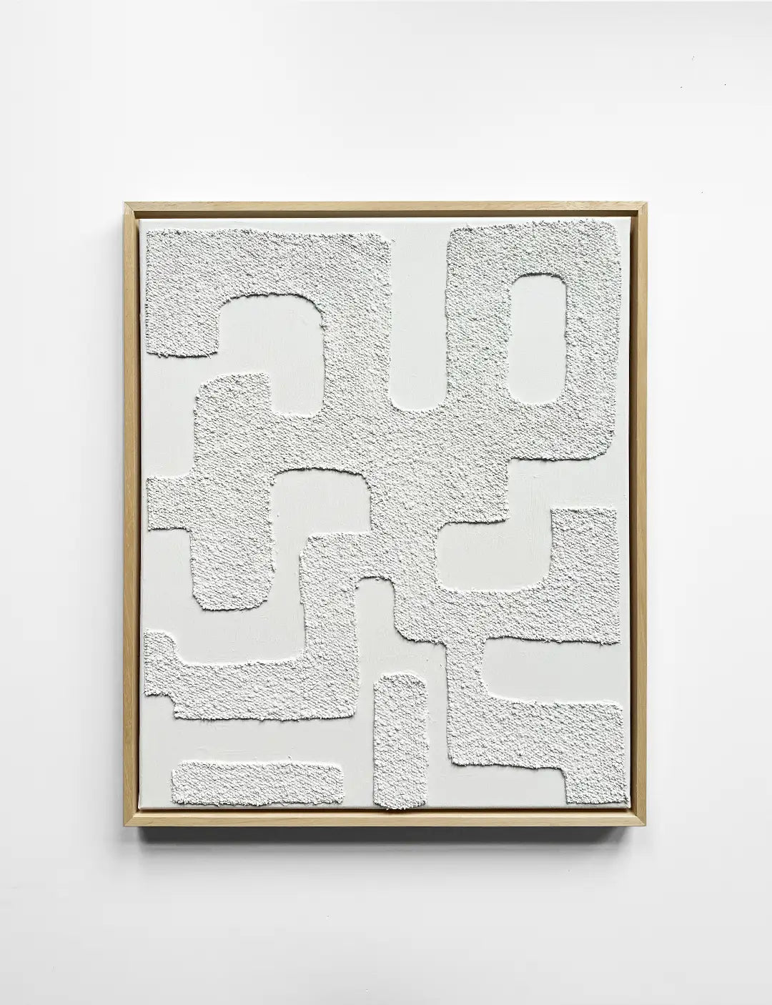 Handgemaakt 3D artwork MAZE in greige tint met abstracte, organische vormen en een blank houten baklijst. Tijdloos minimalistisch schilderij voor aan de muur.