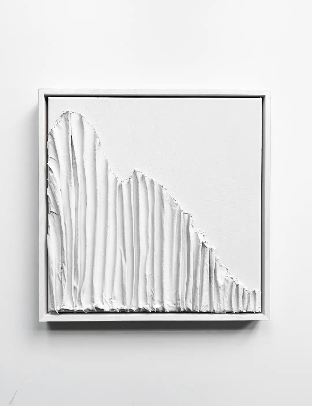 Maak kennis met Flow: handgemaakt 3D schilderij in greige tint, inclusief baklijst in dezelfde kleur. Subtiele 3D kunst aan de muur met een serene uitstraling.