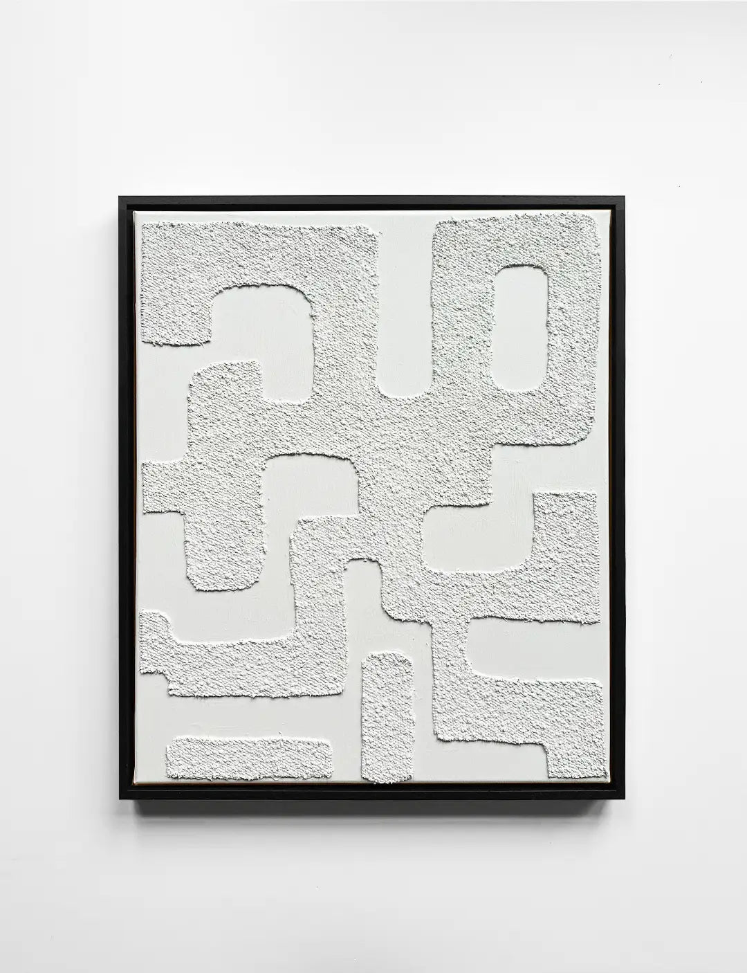 Ontdek MAZE, handgemaakt 3D kunstwerk in greige met organische vormen en een strakke zwarte baklijst. Stijlvol relief schilderij en moderne 3D kunst aan de muur.
