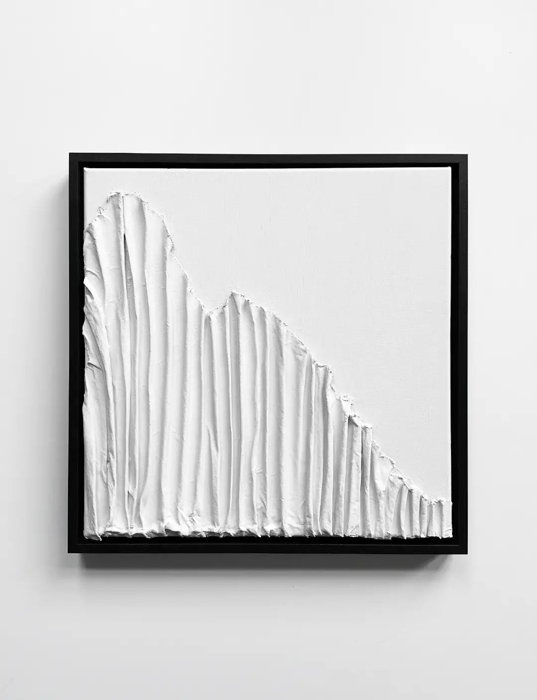 Dit is Flow – een uniek 3D kunstwerk in greige, afgewerkt met een strakke zwarte baklijst. Stijlvolle 3D wall art met diepte en modern karakter.