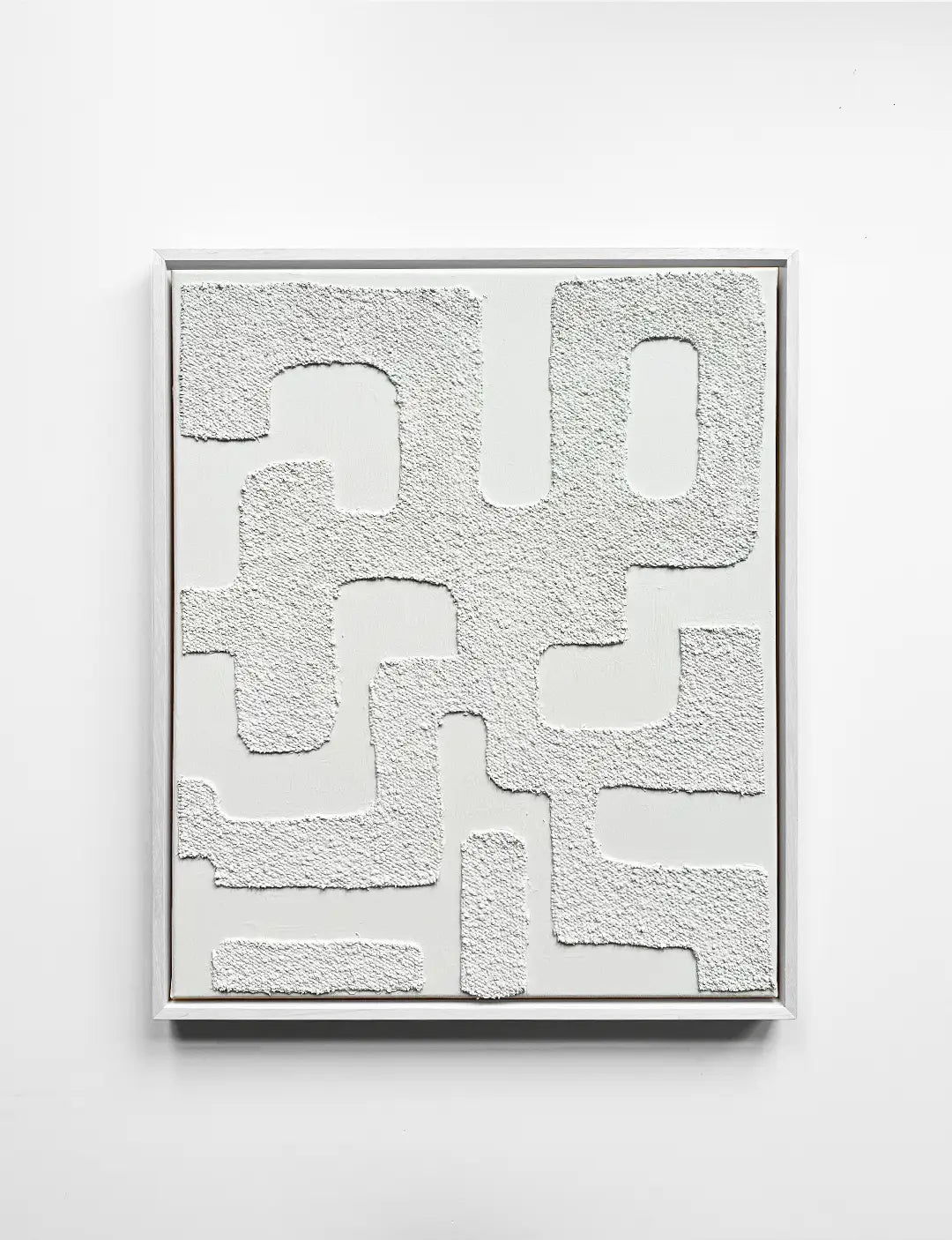 Handgemaakt 3D kunstwerk MAZE in greige tint met organische vormen en baklijst in dezelfde kleur. Een elegant minimalistisch schilderij met subtiel 3D effect.