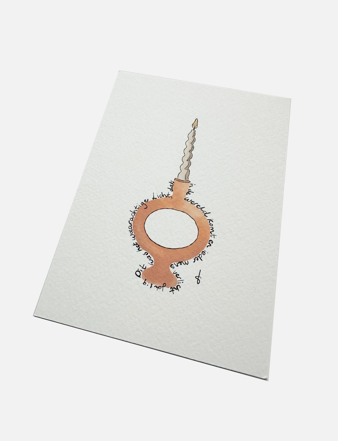 Bijbeltekst kerstkaart met stijlvolle illustratie van een kandelaar, perfect als betekenisvolle christelijke kerstkaart.