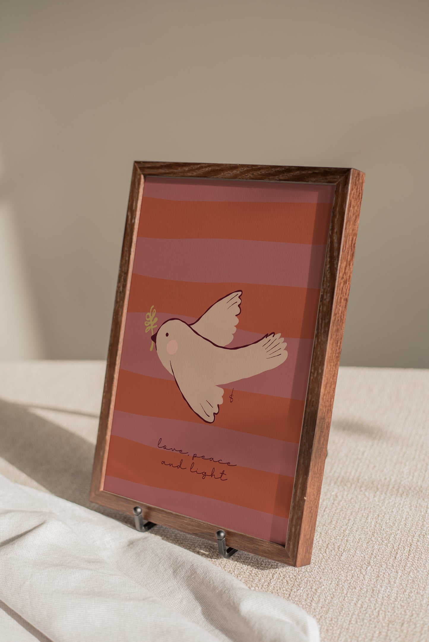 Deze leuke christelijke kerst poster heeft een handgetekende illustratie van een vredesduif. Leuk om als poster kerst in te lijsten.