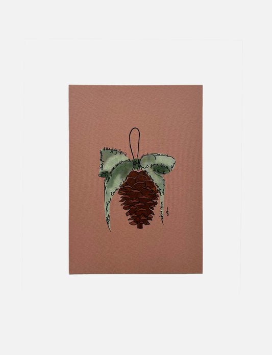 Christelijke kerstkaart A6 met handgemaakte dennenappel, groene strik en kerst bijbeltekst uit Romeinen 15:13, terracotta achtergrond – mooie kerstkaarten.