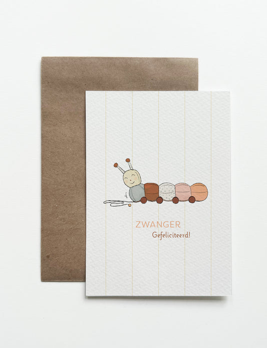 A6 kaart zwanger met houten trekdier in zachte tinten en tekst ‘zwanger gefeliciteerd’, geschikt als kaart in verwachting en hoera zwanger kaartje.