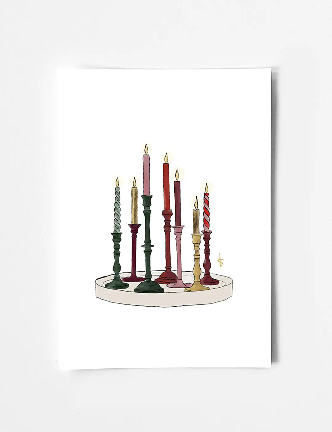 Leuke kerstkaart met handgetekende illustratie van een kaarsenplateau in warme kleuren en goudfolie. Bekijk al onze mooie kerstkaarten.