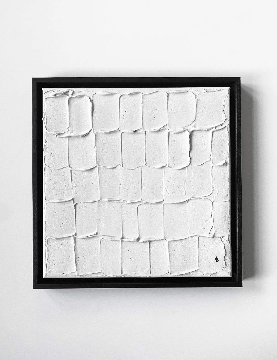 Onze relief schilderijen zijn handgemaakt. Dit gips schilderij is geverfd in de kleur Ammonite van Farrow&Ball. Bekijk onze hele collectie 3D kunst aan de muur! Plaster canvas art BLOCS heeft een formaat van 40x40cm.
