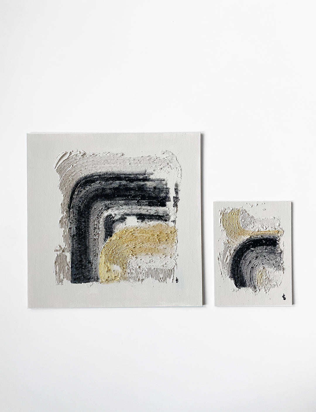 Onze abstracte schilderijen zijn handgemaakt. Dit abstract kunstwerk met 3D reliëf heeft een touch of gold. Deze minimalistische kunst staat in iedere woonkamer.