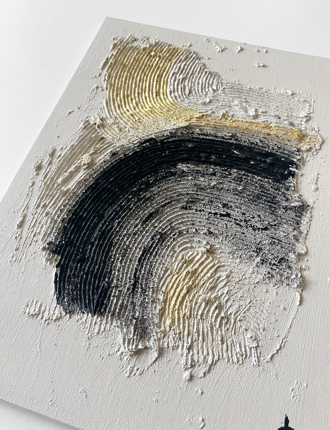 Onze abstracte schilderijen zijn handgemaakt. Dit abstract kunstwerk met 3D reliëf heeft een touch of gold. Deze minimalistische kunst staat in iedere woonkamer. Bekijk goedkope kunst.